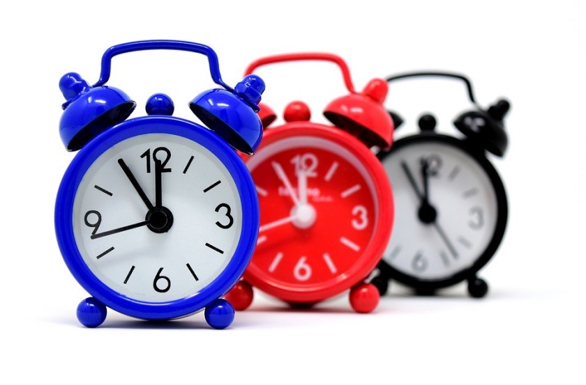 3 differently coloured alarm clocks